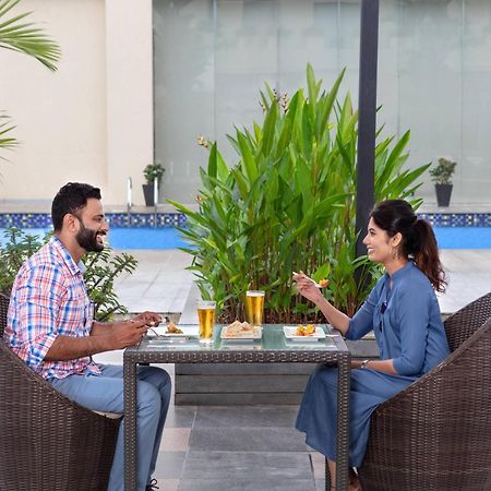 Hotel Courtyard By Marriott Kochi Airport Nedumbassery Exteriér fotografie The Poolside Lounge