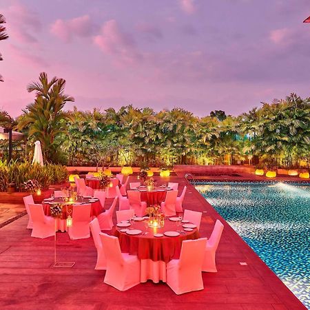 Hotel Courtyard By Marriott Kochi Airport Nedumbassery Exteriér fotografie Poolside at The Park, New Delhi