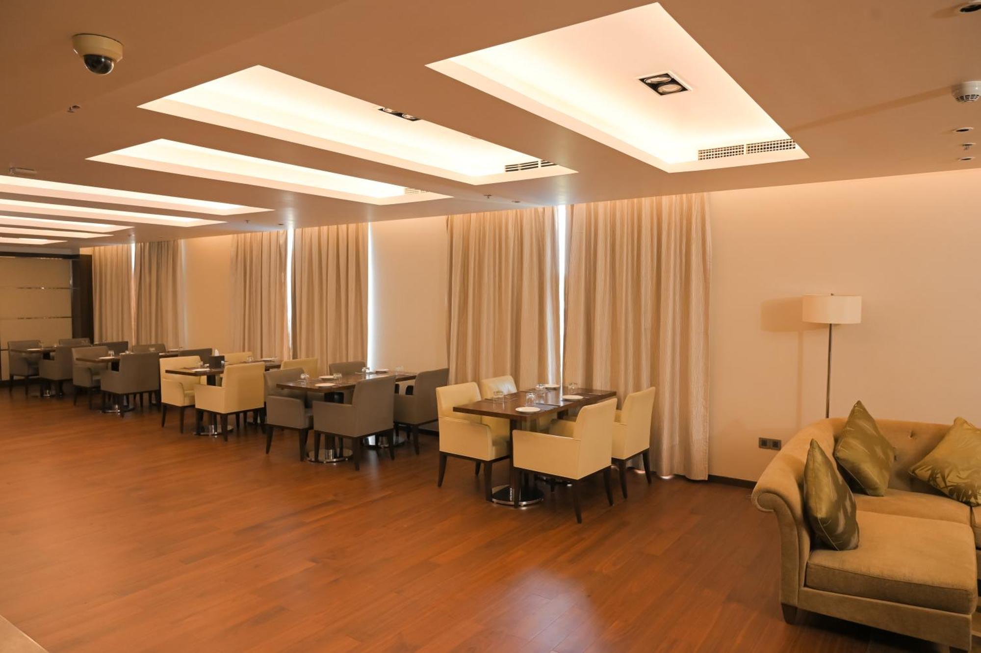 Hotel Courtyard By Marriott Kochi Airport Nedumbassery Exteriér fotografie The interior of the lounge