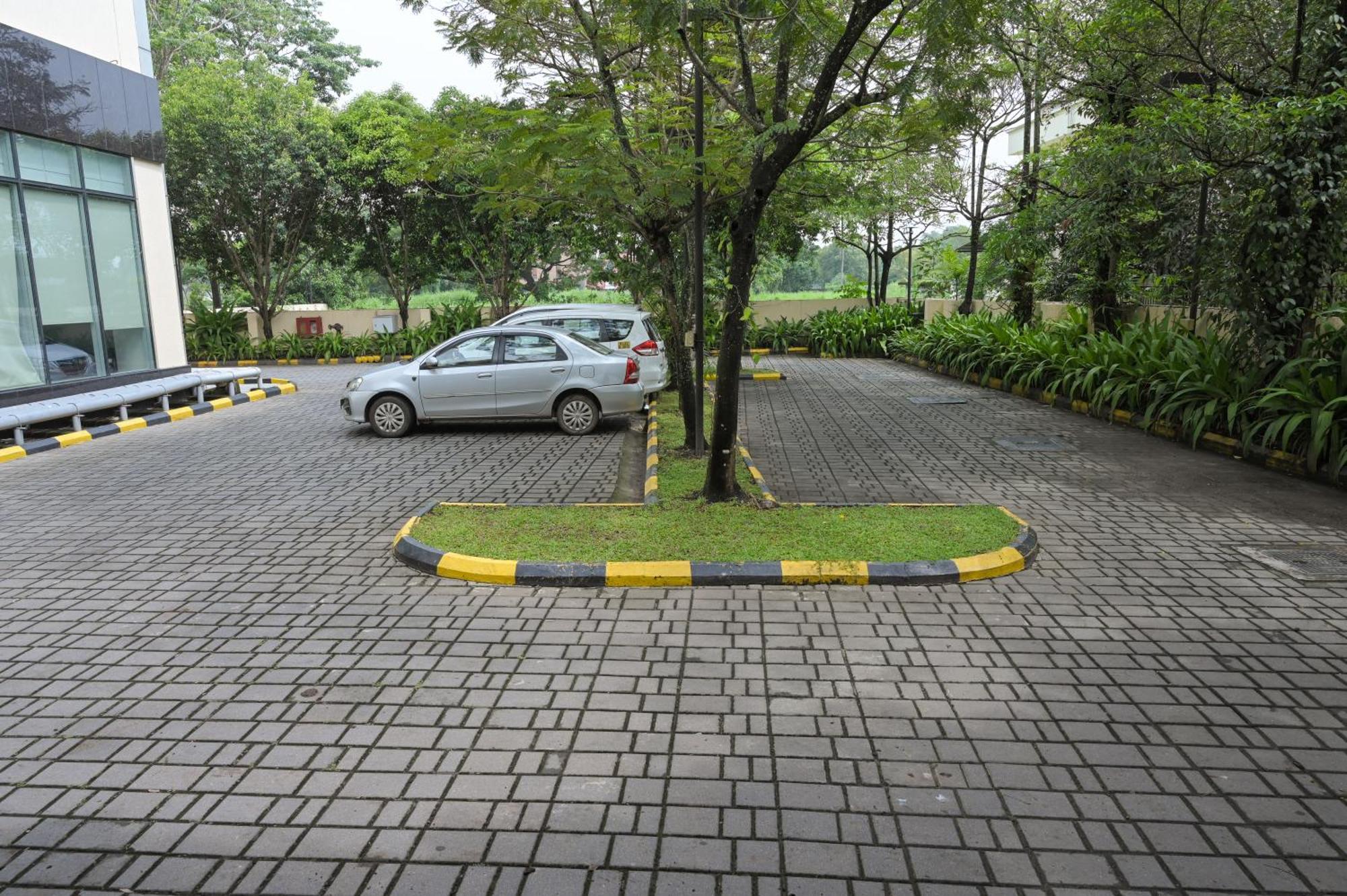 Hotel Courtyard By Marriott Kochi Airport Nedumbassery Exteriér fotografie A parking lot in Jakarta, Indonesia