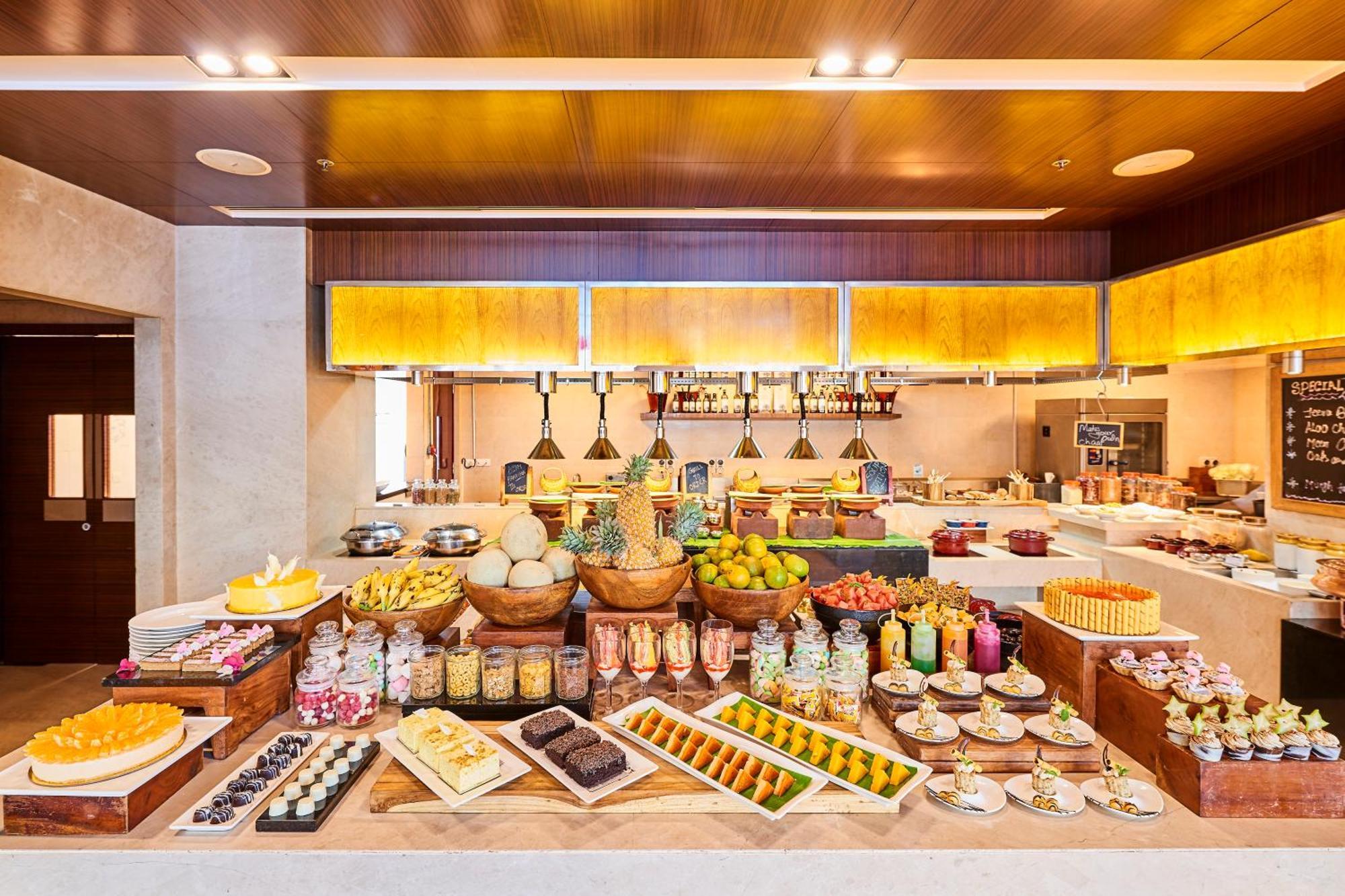 Hotel Courtyard By Marriott Kochi Airport Nedumbassery Exteriér fotografie The buffet at the hotel