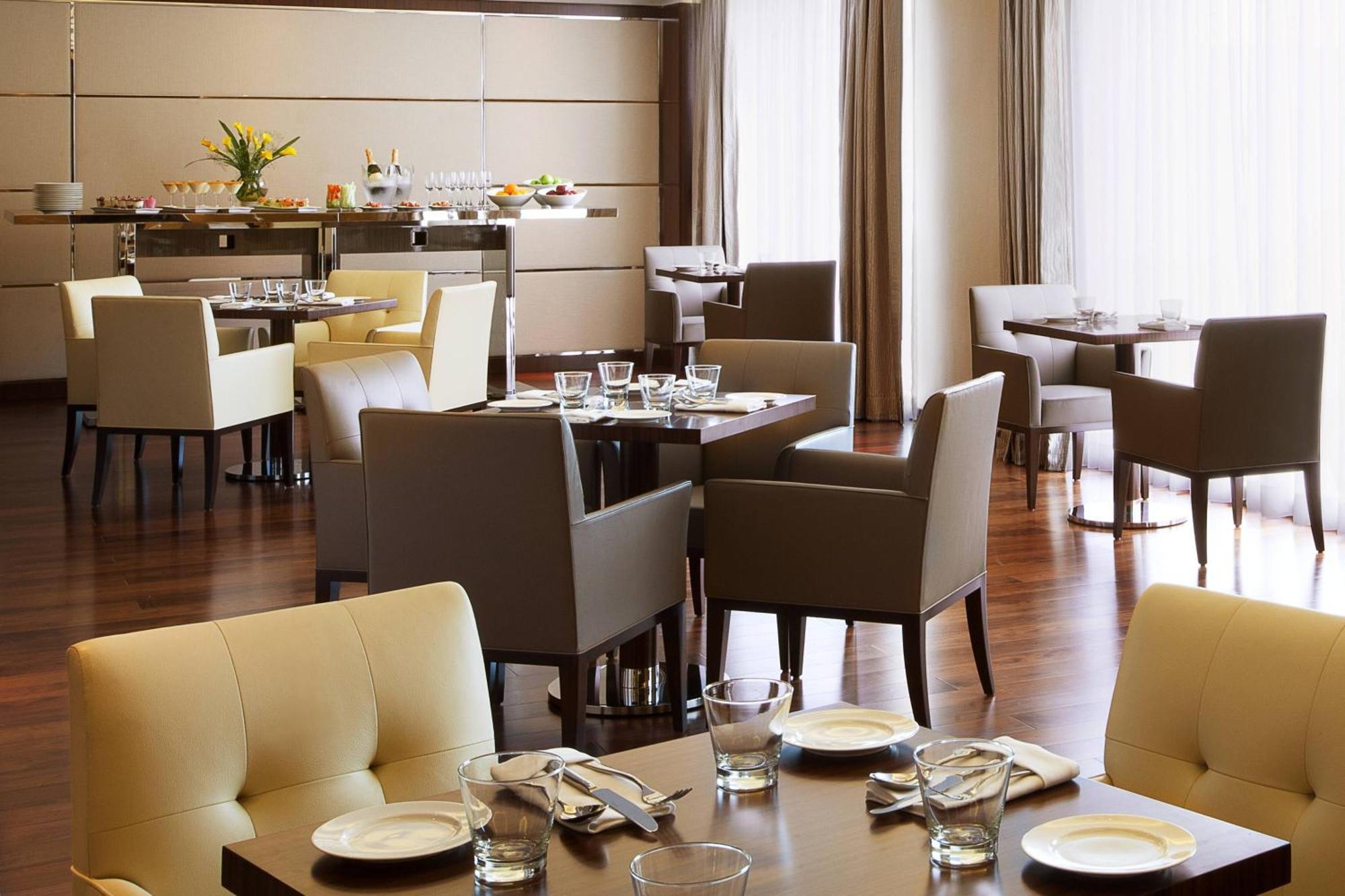 Hotel Courtyard By Marriott Kochi Airport Nedumbassery Exteriér fotografie The restaurant
