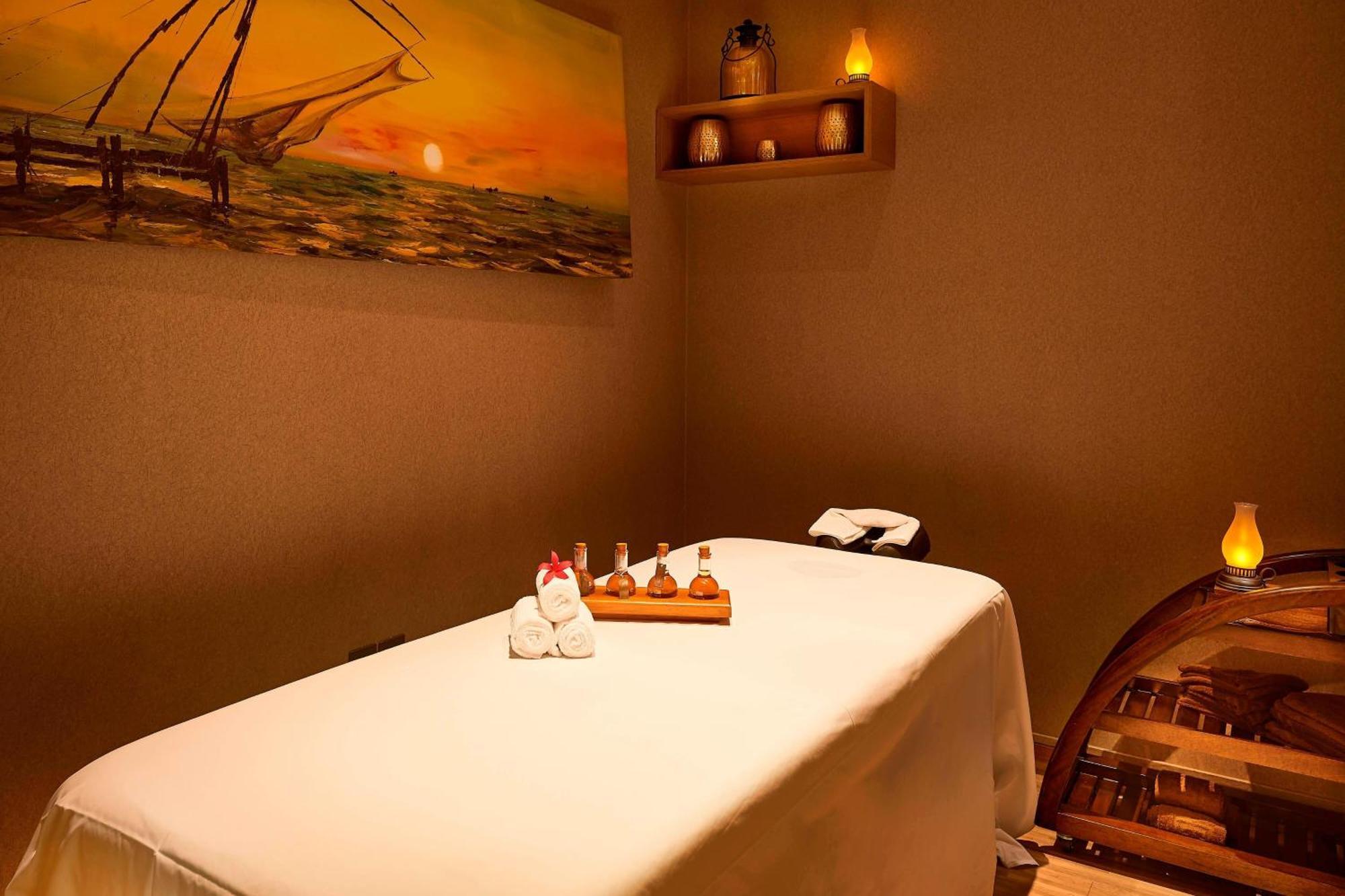 Hotel Courtyard By Marriott Kochi Airport Nedumbassery Exteriér fotografie A massage bed