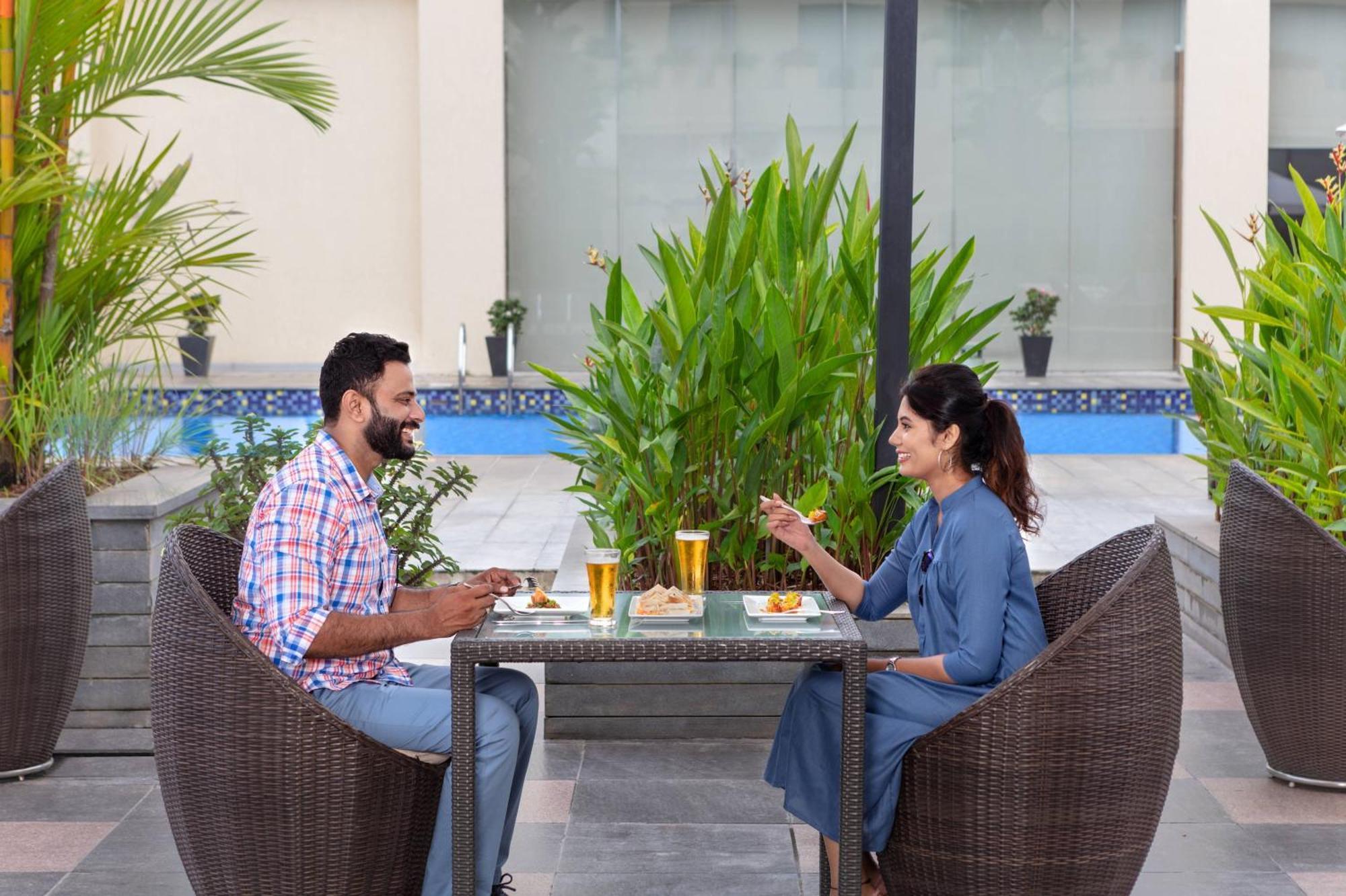 Hotel Courtyard By Marriott Kochi Airport Nedumbassery Exteriér fotografie The Poolside Lounge