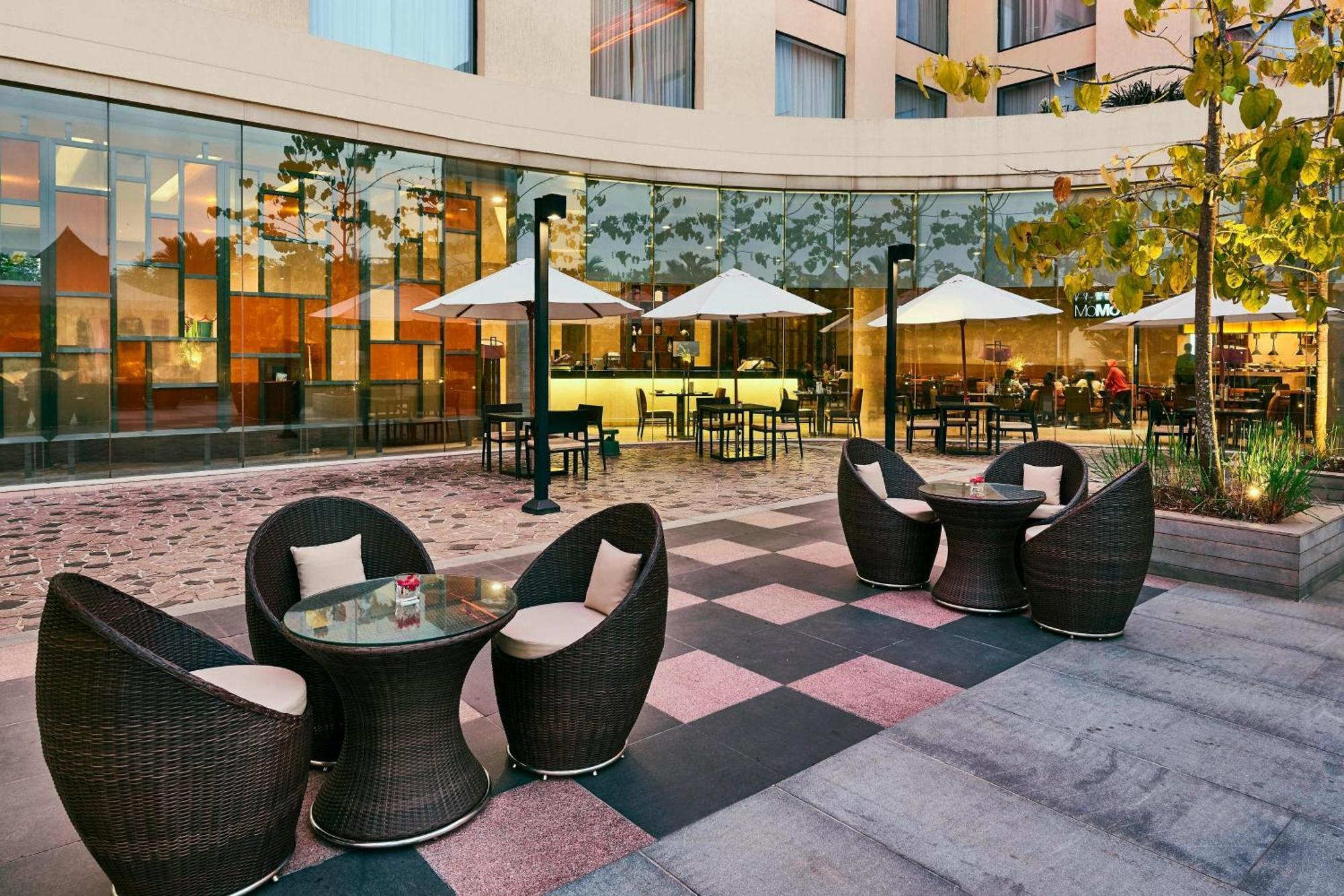 Hotel Courtyard By Marriott Kochi Airport Nedumbassery Exteriér fotografie The hotel's outdoor lounge