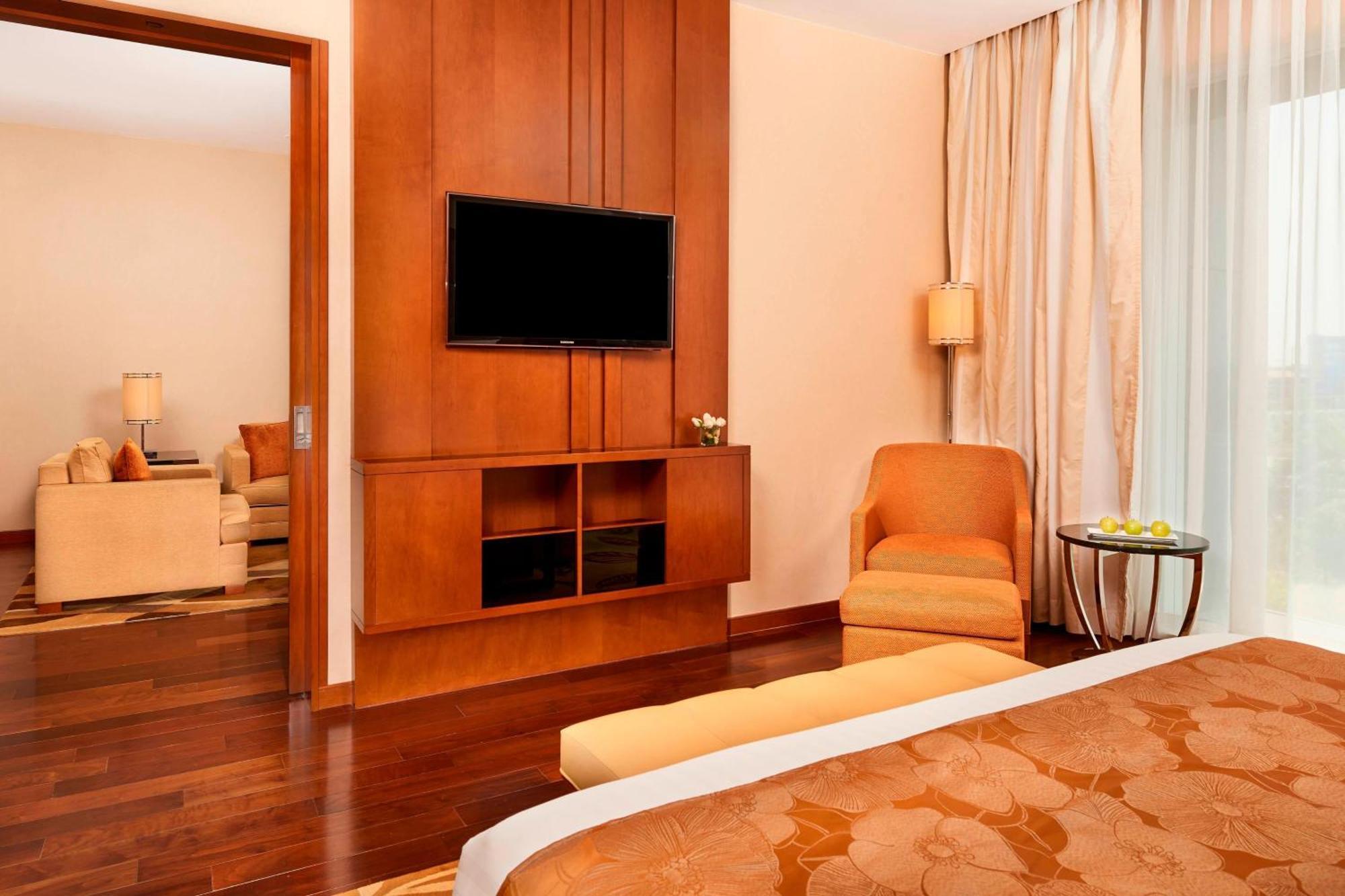 Hotel Courtyard By Marriott Kochi Airport Nedumbassery Exteriér fotografie A television in a hotel room