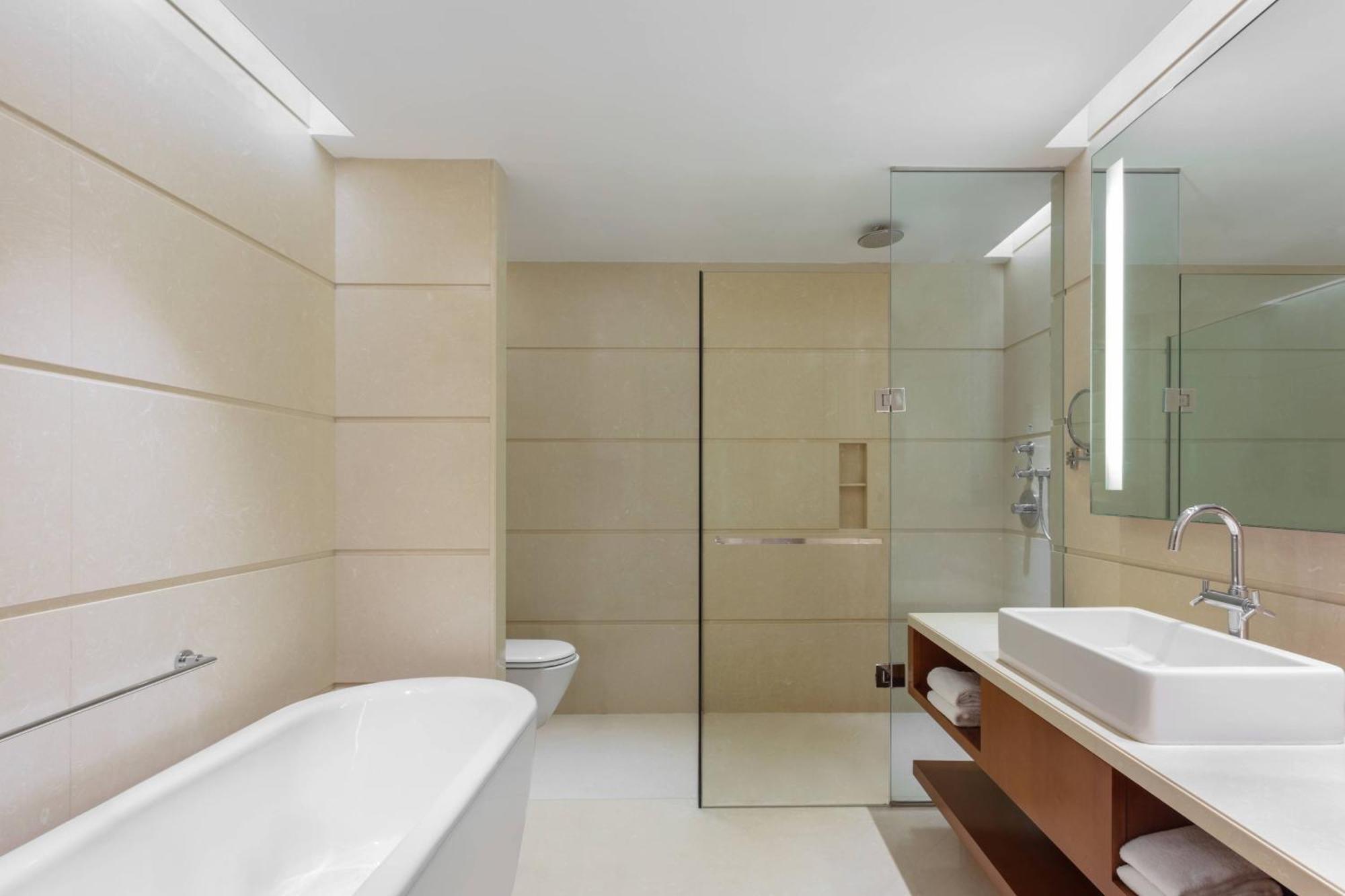Hotel Courtyard By Marriott Kochi Airport Nedumbassery Exteriér fotografie A modern bathroom