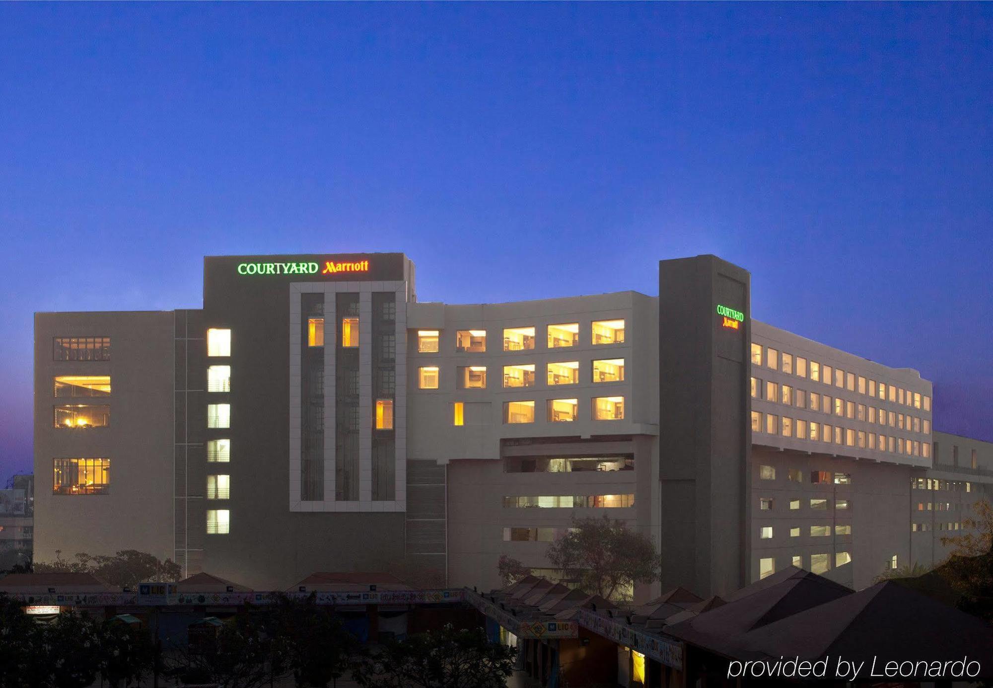 Hotel Courtyard By Marriott Kochi Airport Nedumbassery Exteriér fotografie The Courtyard Marriott in the evening