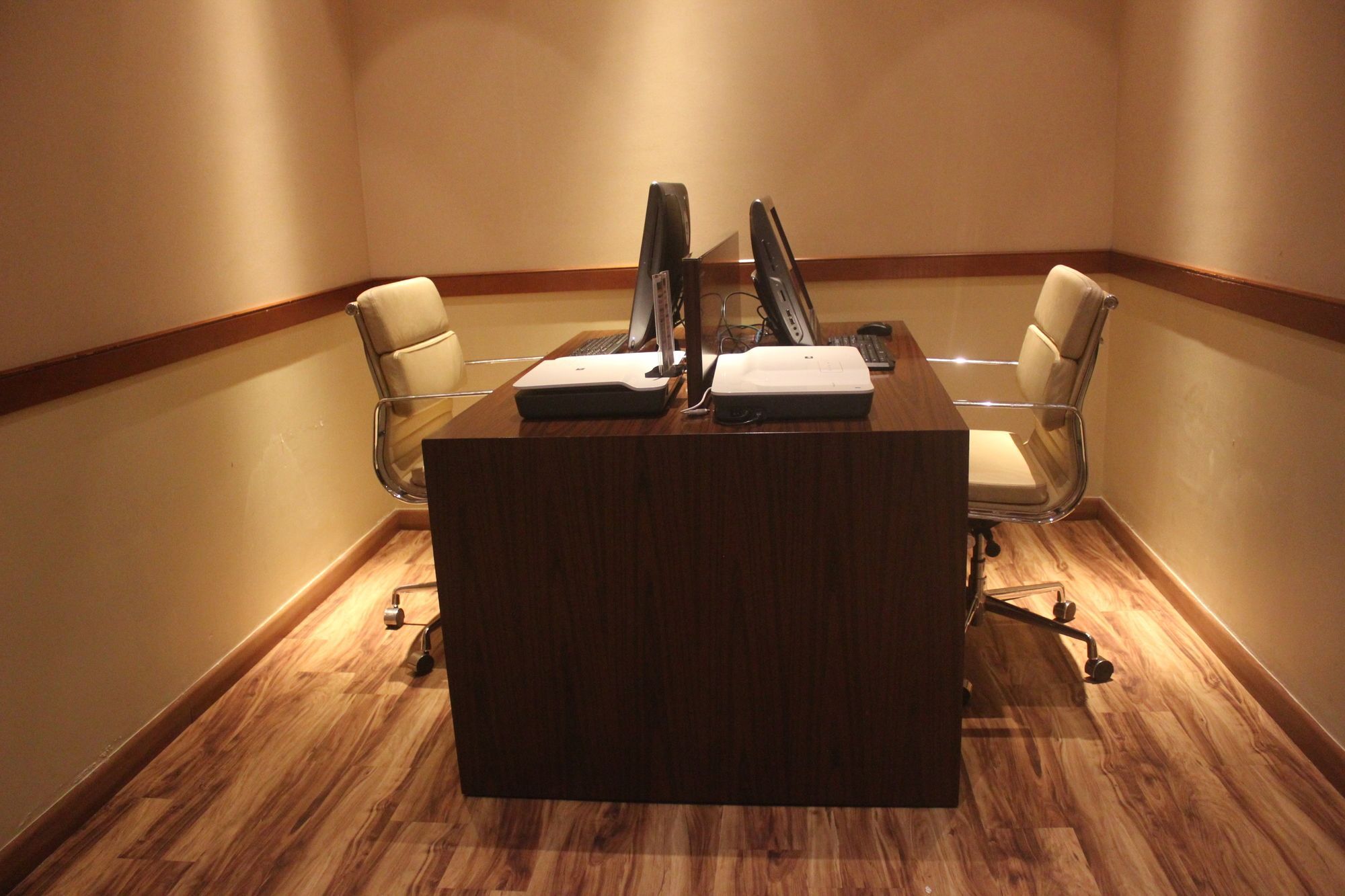 Hotel Courtyard By Marriott Kochi Airport Nedumbassery Exteriér fotografie The Business Center